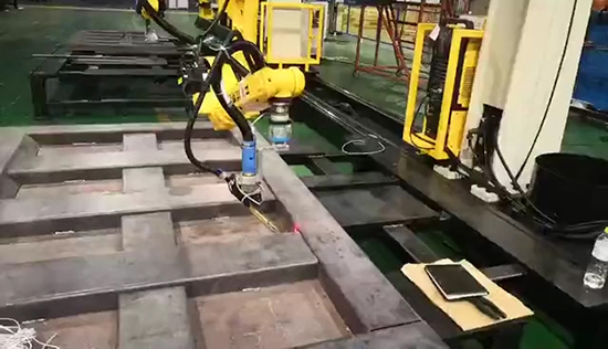 创想智控焊缝跟踪在车厢板自动化焊接应用