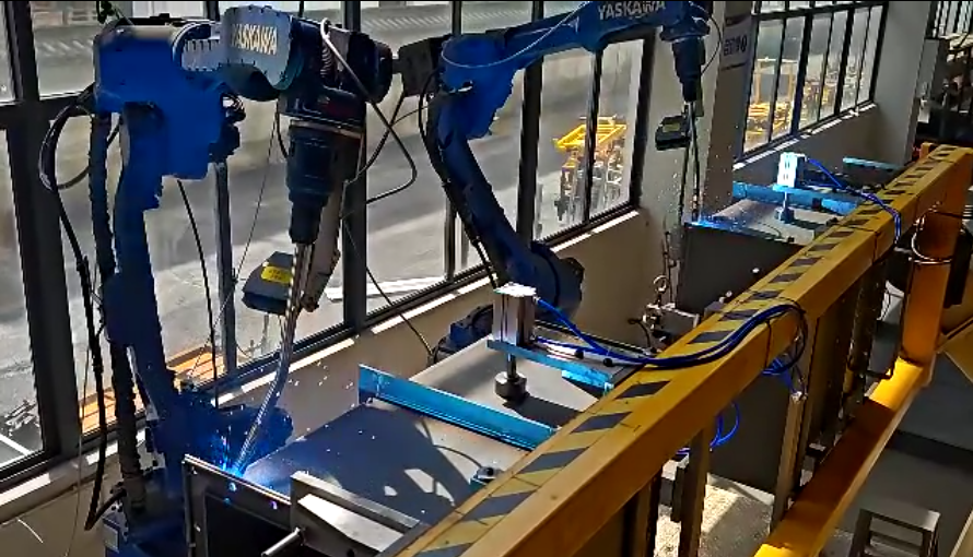 创想智控激光焊缝跟踪器在变压器油箱焊接中的应用——安川机器人双机协同解决方案