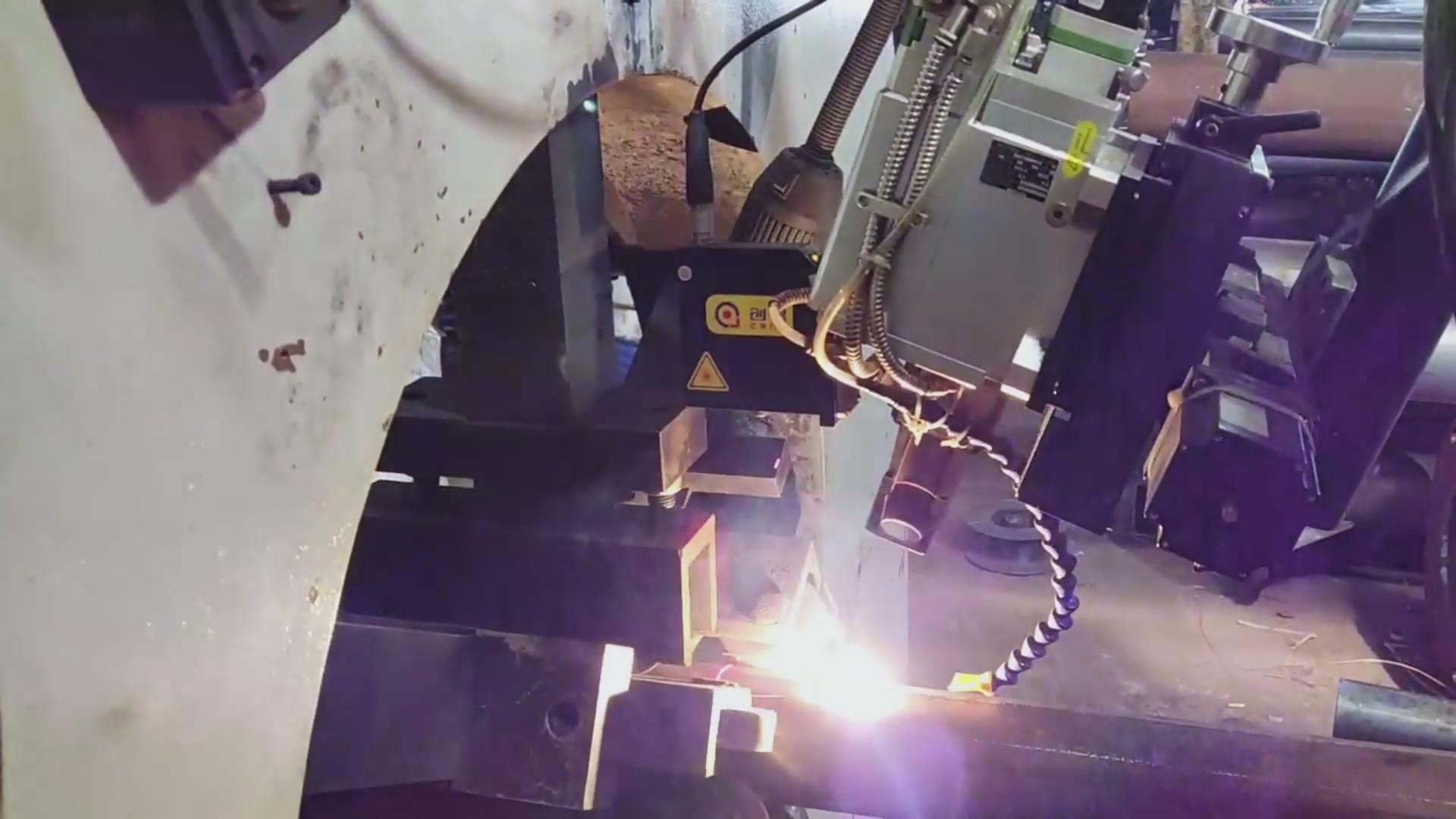 创想智控激光焊缝跟踪器应用于专机，实现灯杆焊接全自动化升级