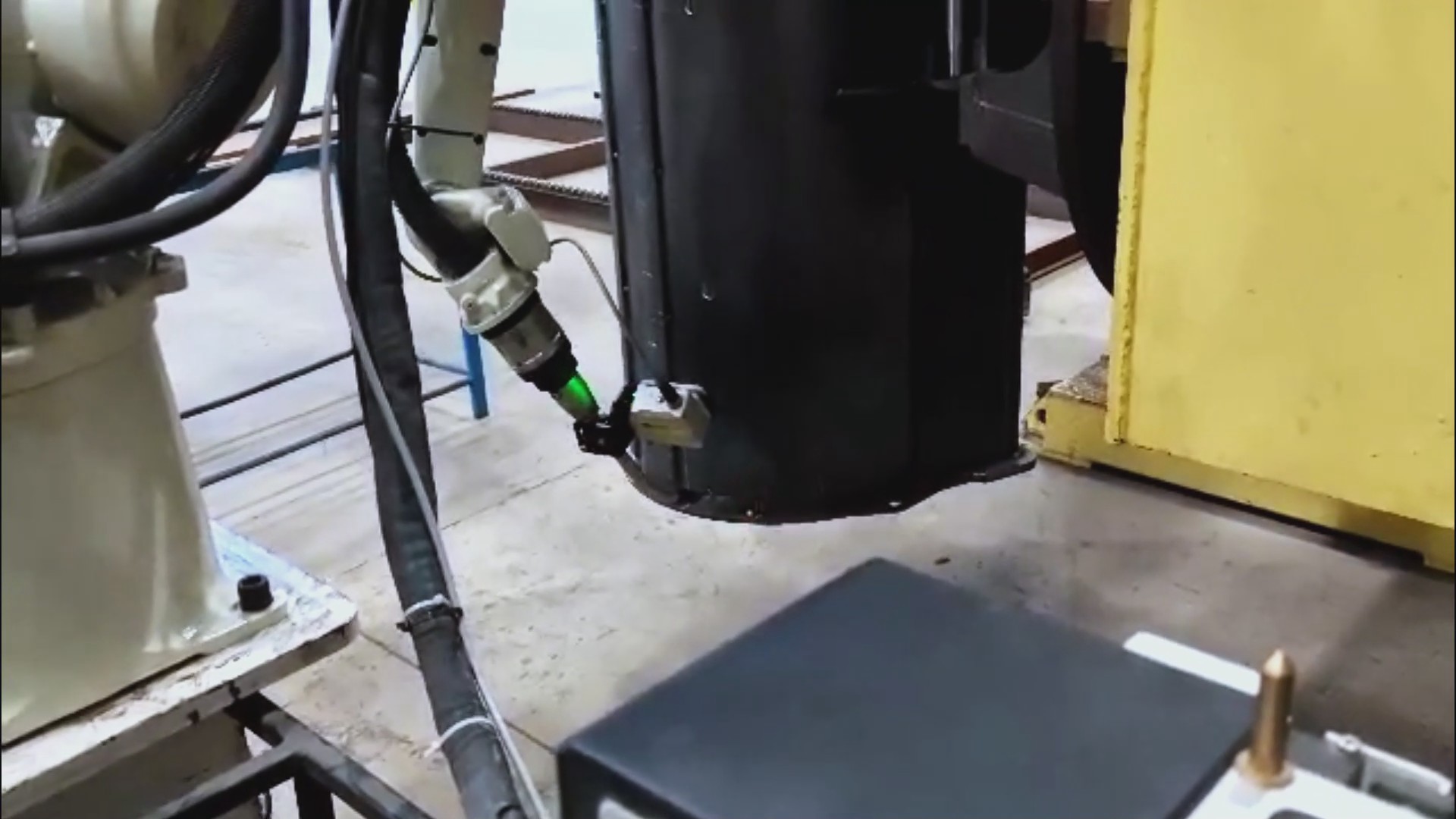 焊接机器人智能化升级：创想智控焊缝视觉跟踪系统在建筑工程挖斗焊接中的应用